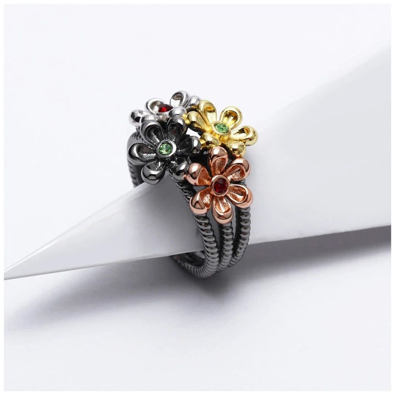 Charming Neo-Gothic Floral Zirconia Cocktail Ring in Black Gold