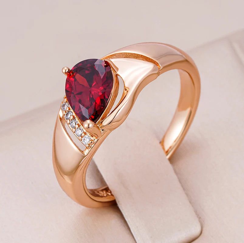 Delicate Vintage 585 Rose Gold Cocktail Ring with Red Natural Zircon