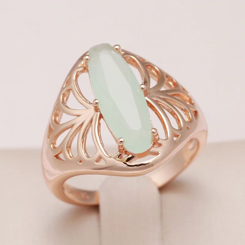 Dignified Vintage 585 Rose Gold Cocktail Ring with Green Natural Zircon