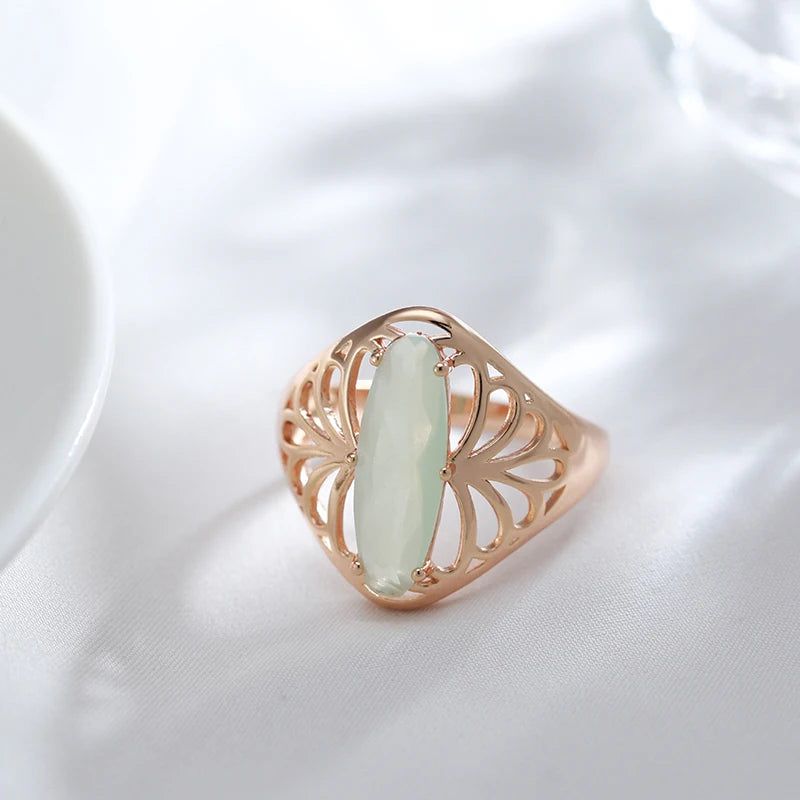 Dignified Vintage 585 Rose Gold Cocktail Ring with Green Natural Zircon