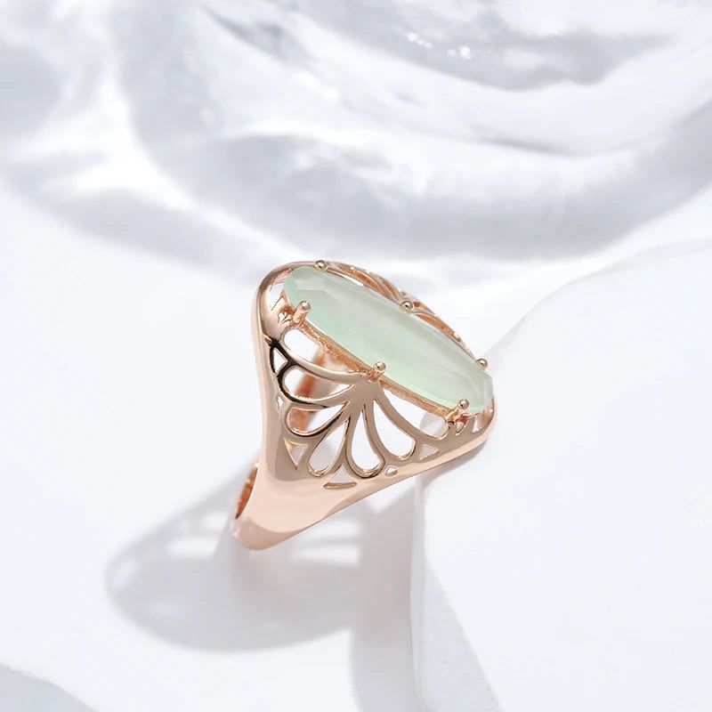 Dignified Vintage 585 Rose Gold Cocktail Ring with Green Natural Zircon