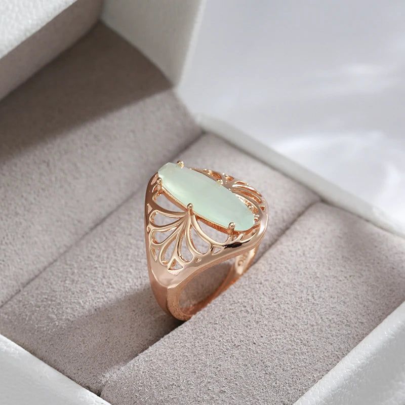 Dignified Vintage 585 Rose Gold Cocktail Ring with Green Natural Zircon