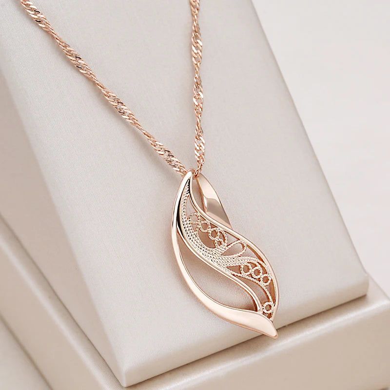 Elegant 585 Rose Gold Glossy Pendant Necklace - Unique Romantic Metal Jewelry