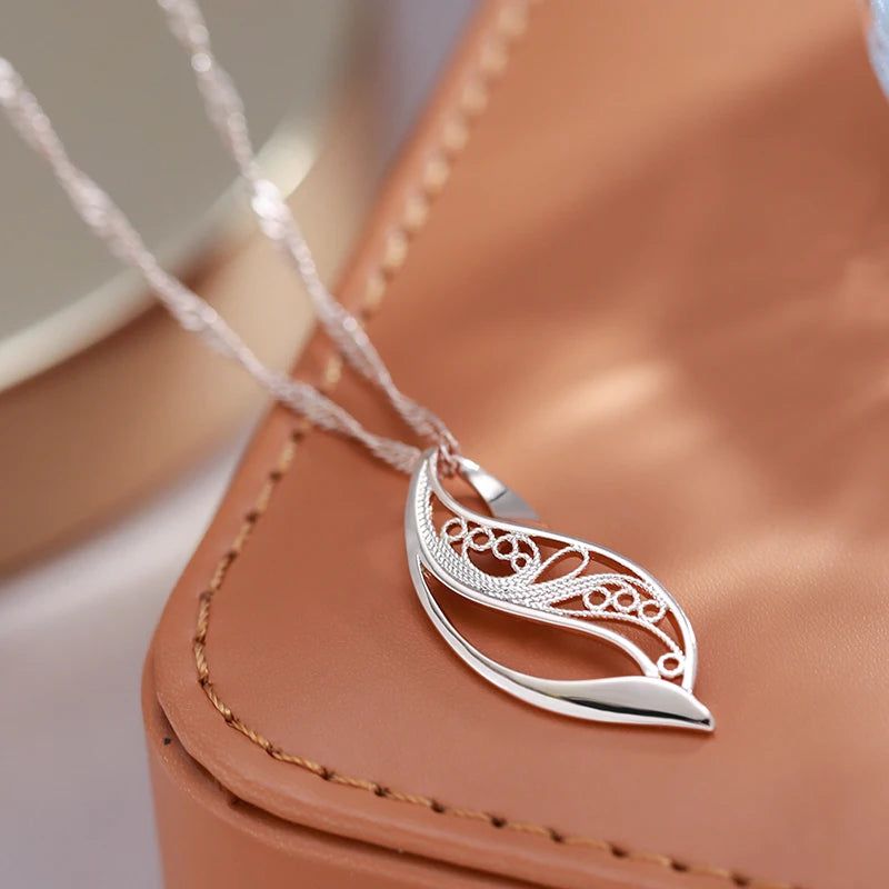 Elegant 585 Rose Gold Glossy Pendant Necklace - Unique Romantic Metal Jewelry