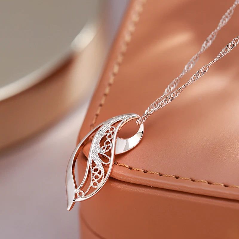 Elegant 585 Rose Gold Glossy Pendant Necklace - Unique Romantic Metal Jewelry