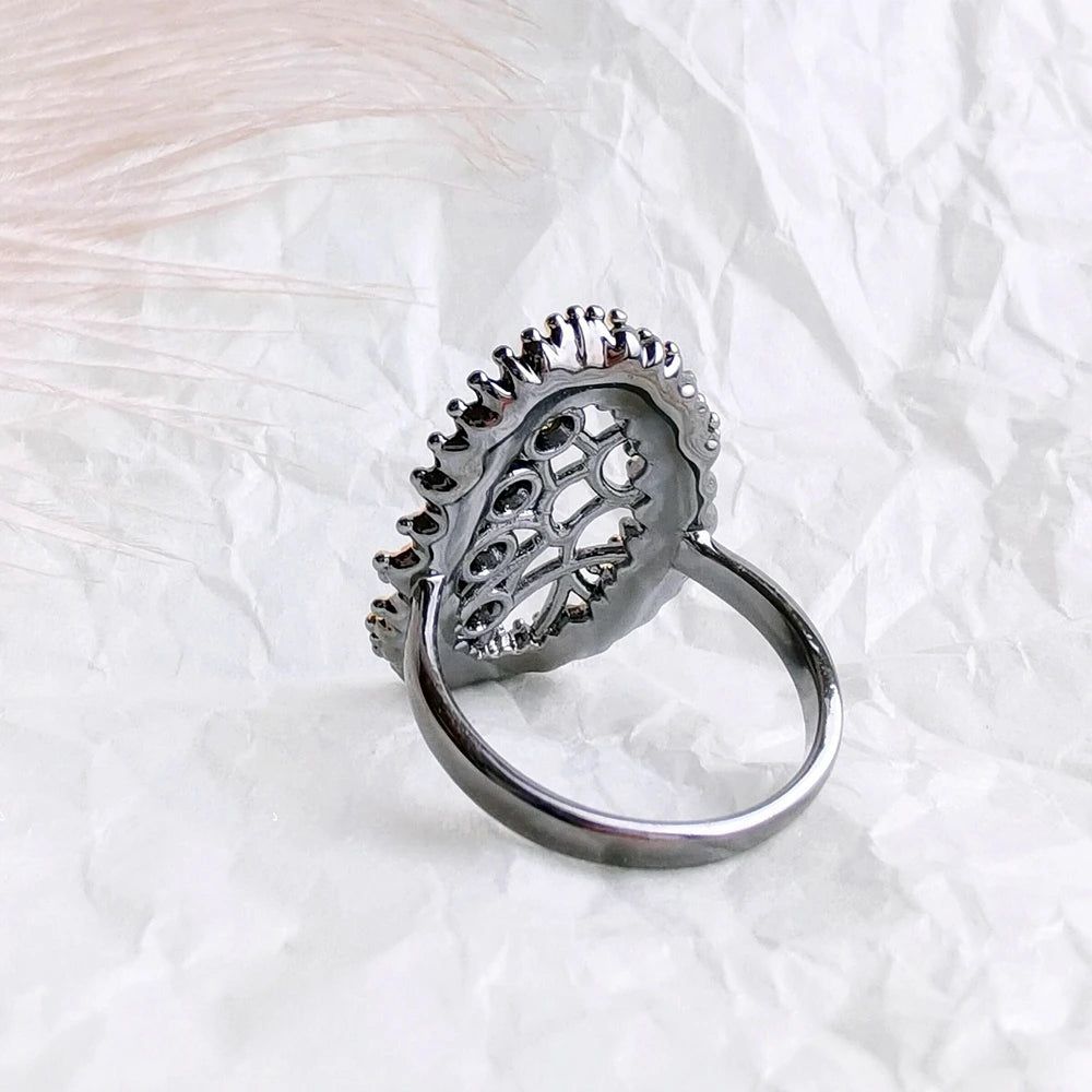 Elegant Baroque Cocktail Ring in Black Gold with Sparkling Zircon for Fashion Jewelry Celebrations