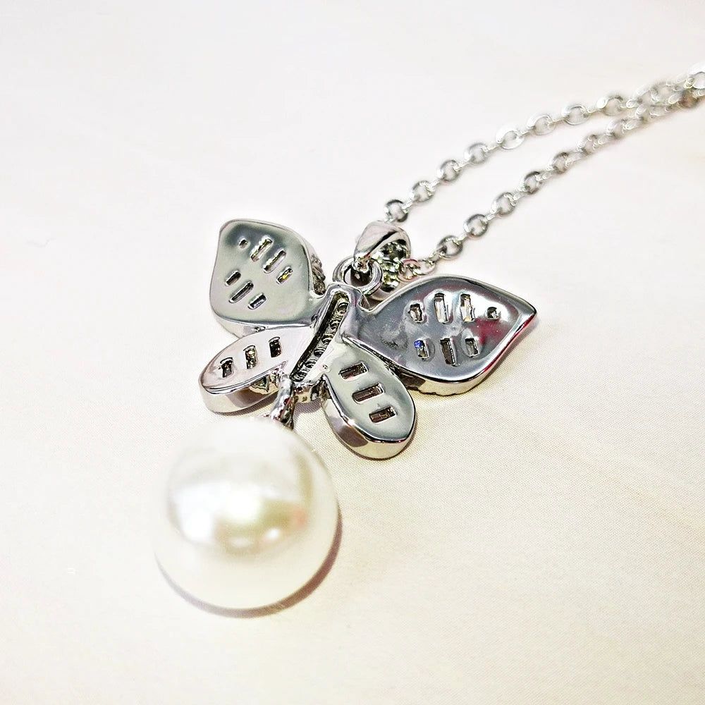 Fashionable Pearl-Embellished Butterfly Pendant Necklace with Zircon Accents