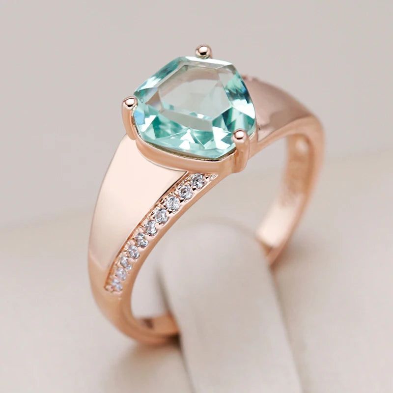 Modern Vintage Green Zircon Cocktail Ring in 585 Rose Gold with Mosaic Cubic Zirconia