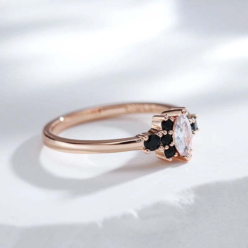 Refined Vintage Black and White Zircon Ring in 585 Rose Gold Finish