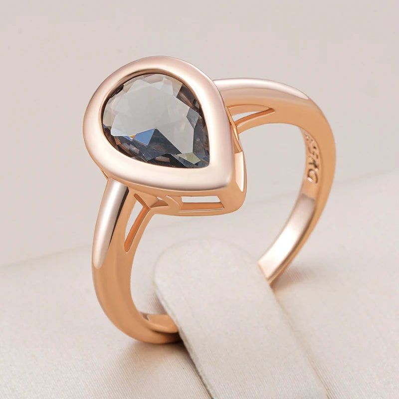 Smart Grey Crystal Teardrop Ring in 585 Rose Gold with Natural Zircon