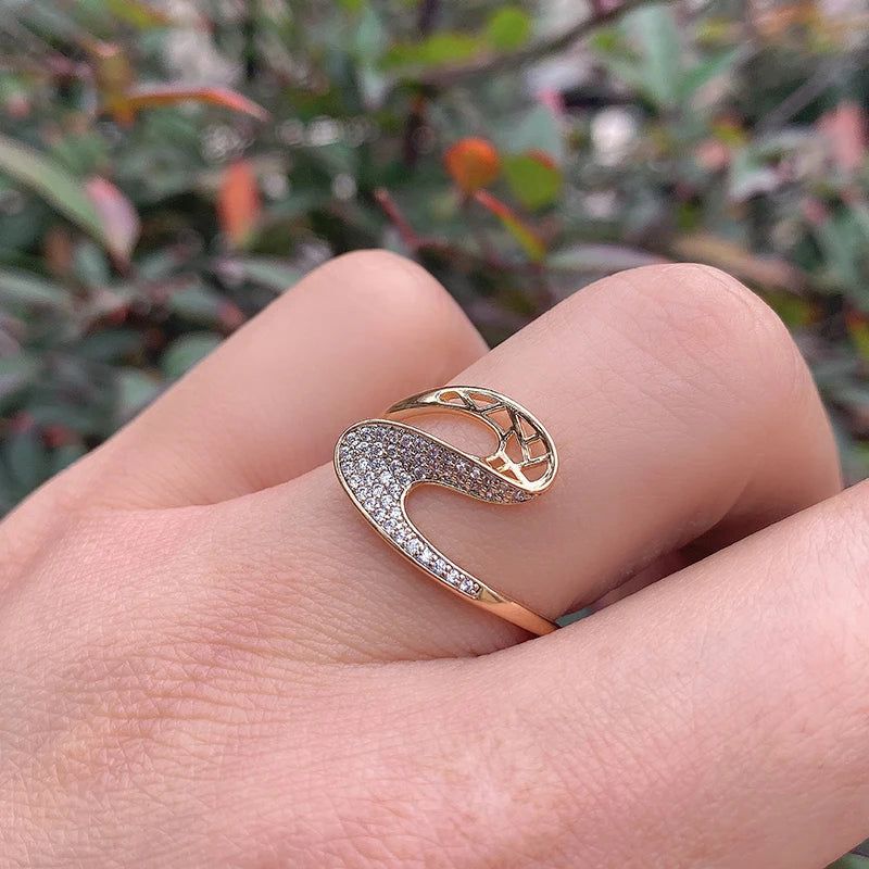 Sophisticated 585 Rose Gold Geometric Wave Cocktail Ring with Natural Zircon