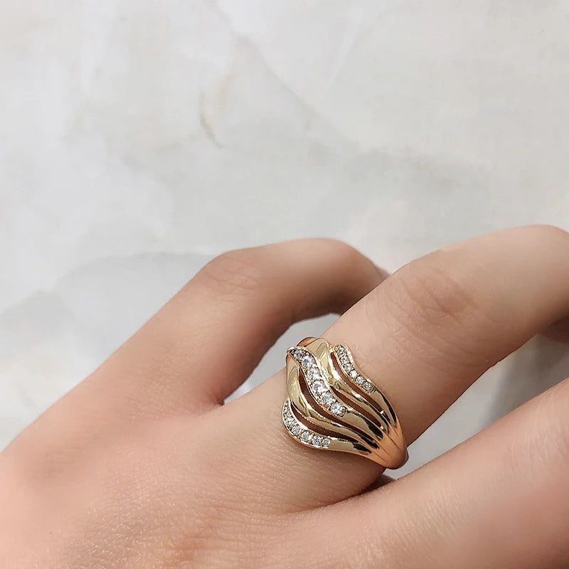 Sophisticated 585 Rose Gold Vintage Wave Ring with Natural Zircon Accents