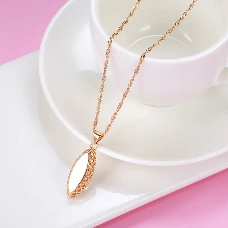 Sophisticated 585 Rose Gold Weaving Rhombus Pendant Necklace