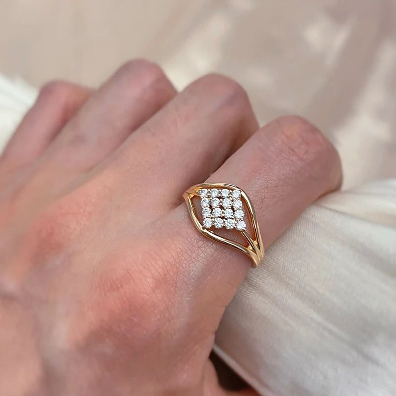 Stunning Vintage-Style 585 Rose Gold Geometric Ring with Natural Zircon Inlay