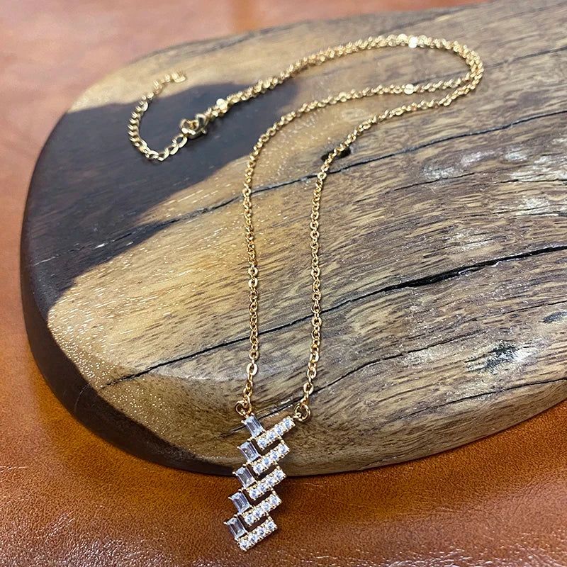 Tasteful Natural Zircon Arrow Pendant Necklace in 585 Rose Gold - High-Quality Fashion Jewelry