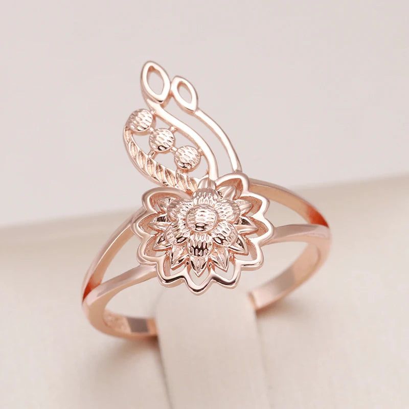 Vintage-Inspired 585 Rose Gold Flower Cocktail Ring with Unique Metal Sculpture Design