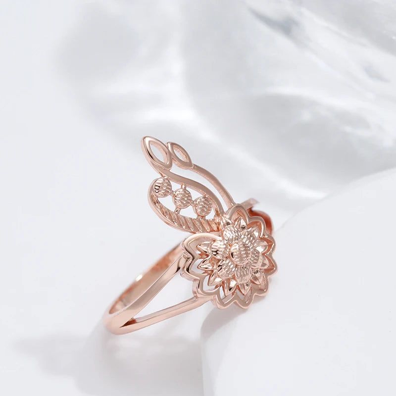 Vintage-Inspired 585 Rose Gold Flower Cocktail Ring with Unique Metal Sculpture Design