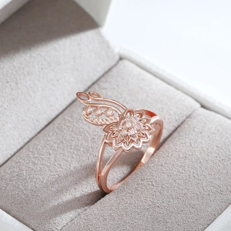 Vintage-Inspired 585 Rose Gold Flower Cocktail Ring with Unique Metal Sculpture Design