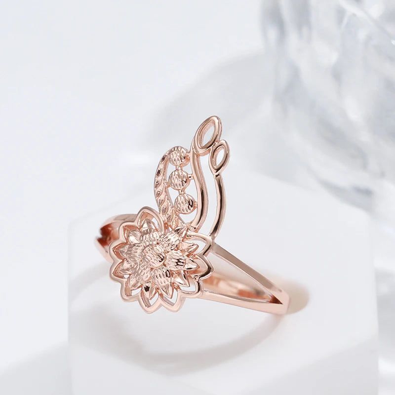 Vintage-Inspired 585 Rose Gold Flower Cocktail Ring with Unique Metal Sculpture Design