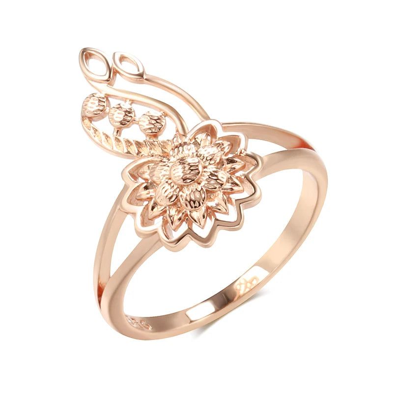 Vintage-Inspired 585 Rose Gold Flower Cocktail Ring with Unique Metal Sculpture Design