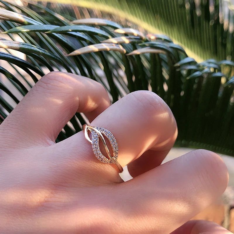 Vintage-Inspired 585 Rose Gold Leaf Cocktail Ring with Natural Zircon Accents