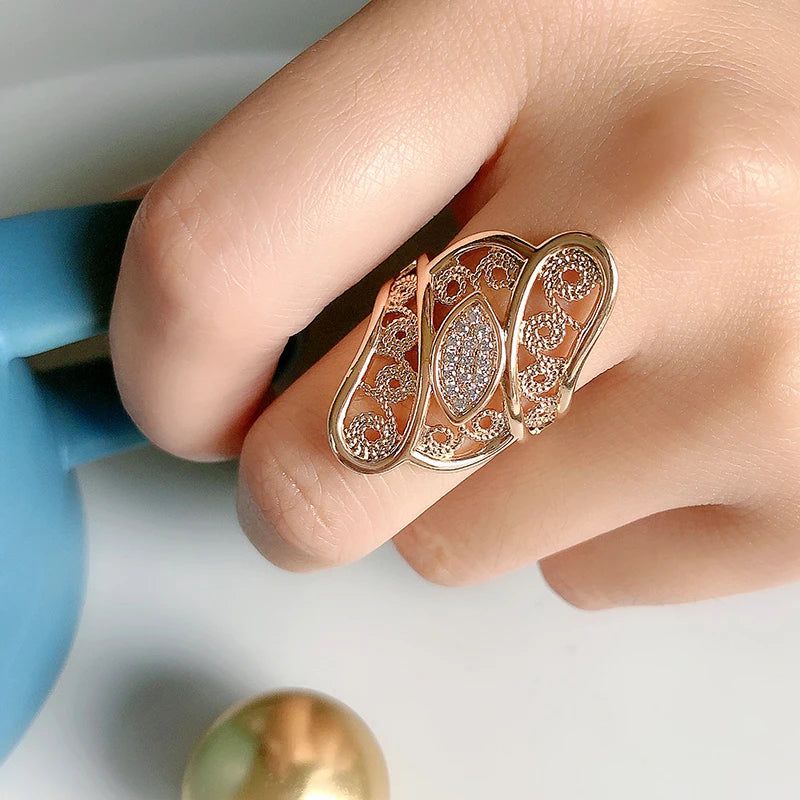 Vintage Rose Gold Flower Cocktail Ring with White Natural Zircon and Hollow Crystal Design