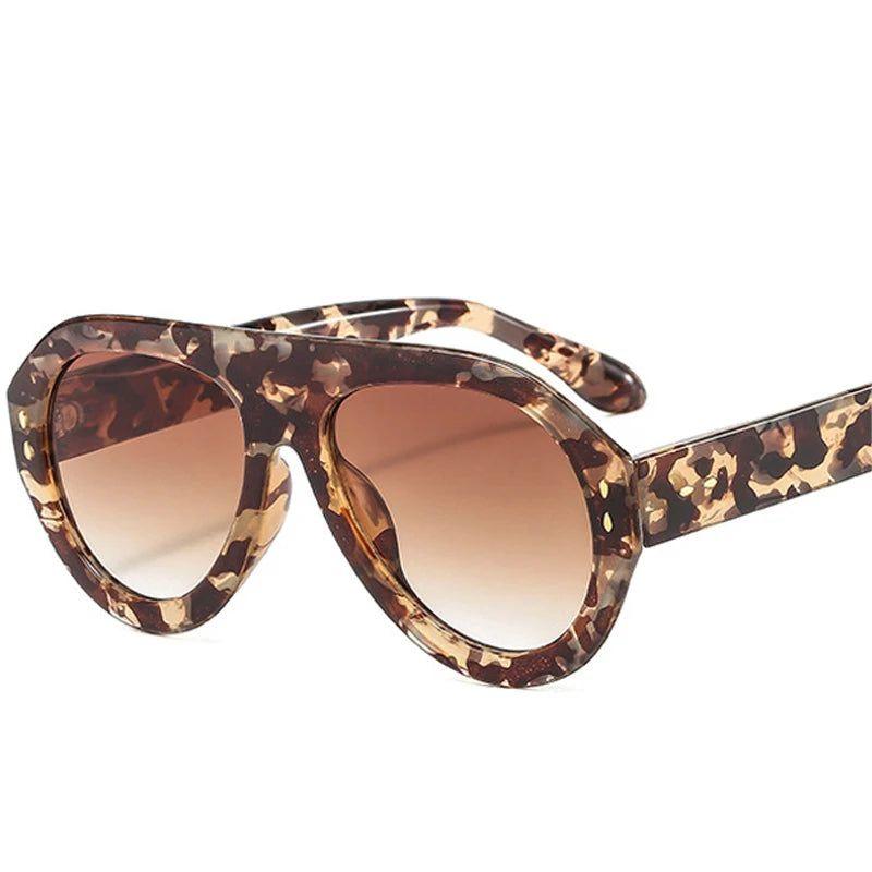 Chic Retro Oversized Pilot Sunglasses with Rivet Accents and Gradient Lenses - UV400 Protection - Lucid Fantasy 