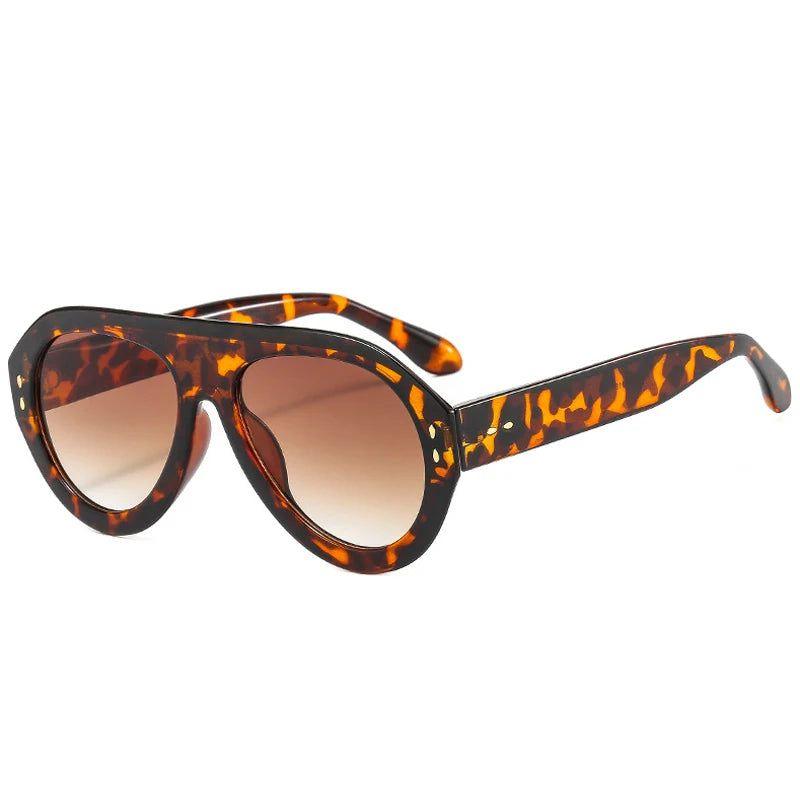 Chic Retro Oversized Pilot Sunglasses with Rivet Accents and Gradient Lenses - UV400 Protection - Lucid Fantasy 